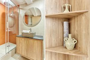 een badkamer met een douche, een wastafel en een spiegel bij Apartment Batignolle Montmartre by Studio prestige in Parijs