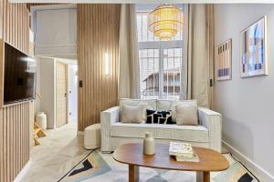 - un salon avec un canapé et une table dans l'établissement Apartment Batignolle Montmartre by Studio prestige, à Paris