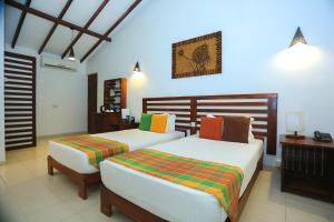 Habitación de hotel con 2 camas en Royal Retreat, Sigiriya 5 mins to Sigiriya Rock, en Sigiriya