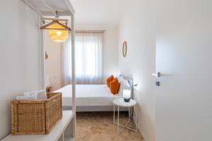 a small bedroom with a bed and a mirror at L'Acqua e la Pietra in Rapolano Terme