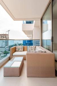 uma sala de estar com um sofá e uma mesa de centro em Sensacional apartamento en Samaria Club de Playa em Santa Marta
