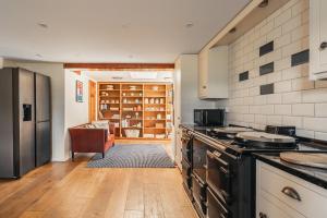 Köök või kööginurk majutusasutuses Yew Tree: Historic Georgian Farmhouse, Ellonby