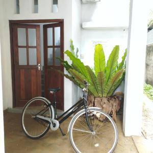 un vélo garé devant une maison dans l'établissement Glance Beach Ahangama, à Ahangama
