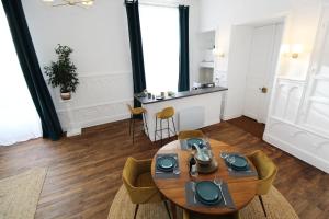 - une salle à manger avec une table et des chaises dans l'établissement Appartement Sarlovèze - Stay in Sarlat, à Sarlat-la-Canéda