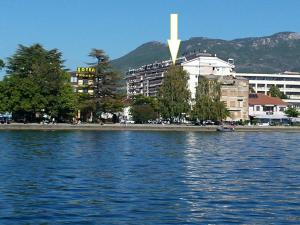 - une vue sur la ville depuis l'eau dans l'établissement Exclusive Apartments with Lake view, à Ohrid