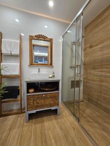 uma casa de banho com um lavatório e um chuveiro em ON THE WAY - Mindelo Beach/Guest House em Mindelo