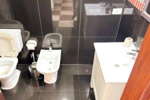 Et badeværelse på Downtown Apartment + 11 billeder