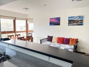 Et opholdsområde på Downtown Apartment