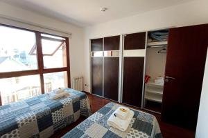 En eller flere senge i et værelse på Downtown Apartment