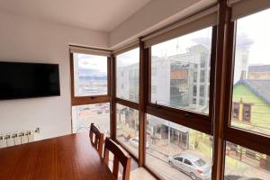 Et tv og/eller underholdning på Downtown Apartment