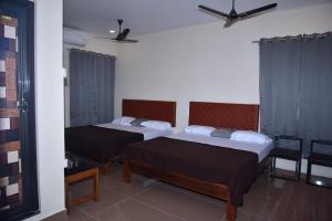 Ένα ή περισσότερα κρεβάτια σε δωμάτιο στο HOTEL COASTAL INN