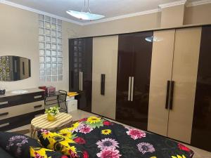 Un dormitorio con una cama grande con flores. en CityPart, en Durrës 4 fotos más