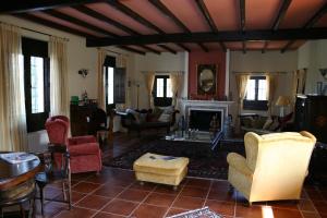 uma sala de estar com mobiliário e uma lareira em A Dream in Beauty and Tranquility em Almogía
