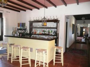 um bar numa sala com bancos em A Dream in Beauty and Tranquility em Almogía