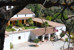 una vista aérea de una casa con patio en A Dream in Beauty and Tranquility, en Almogía