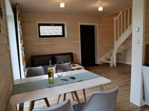 Stepnica的住宿－A comfortable semi-detached house by the beach in Stepnica，用餐室配有带酒杯的桌子