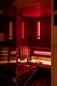 een lege kamer met rode verlichting en een bank bij OBERŻA POD RÓŻĄ restauracja, sauny, jacuzzi in Nowy Targ