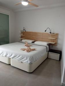 een slaapkamer met een bed met een vrouw erop bij Apartment in Emblematic Building in Canet de Berenguer