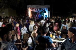 een menigte mensen die aan tafels voor een podium zitten bij Oh! Camping - Les Roquilles Palavas les Flots in Palavas-les-Flots