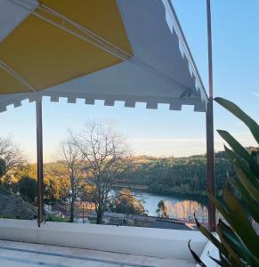 een groot raam met uitzicht op een rivier bij Quinta da Xistosa - Wonderland X in Foz do Sousa