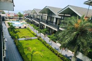 einen Luftblick auf ein Resort mit einem Pool in der Unterkunft Oralia Resort in Velha Goa