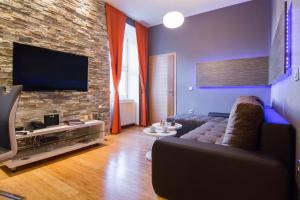 uma sala de estar com um sofá e uma televisão de ecrã plano em VisitZagreb Apartment em Zagreb