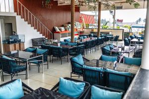 ein Esszimmer mit Tischen und blauen Stühlen in der Unterkunft Oralia Resort in Velha Goa