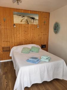 a bedroom with a bed with towels on it at Chambre d'hôtes le chat botté in Espédaillac