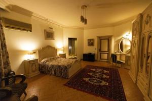 1 dormitorio grande con 1 cama y 1 alfombra en Sakkara Royal House, en El Cairo