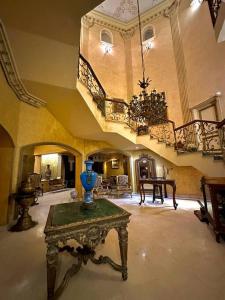 una gran sala de estar con un jarrón sobre una mesa en Sakkara Royal House, en El Cairo