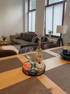 - un salon avec une table et une bouteille de vin dans l'établissement homey Apartments Park Suite, à Bremerhaven