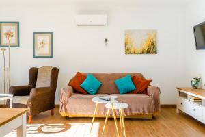ein Wohnzimmer mit einem Sofa und einem Tisch in der Unterkunft Apartamento IRMASOL in Torre del Mar