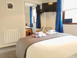 1 dormitorio con 1 cama con toallas en amazing apartments: Dorset Place - free parking, en Edimburgo