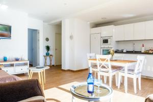 Il comprend un salon et une cuisine avec une table et des chaises. dans l'établissement Apartamento IRMASOL, à Torre del Mar