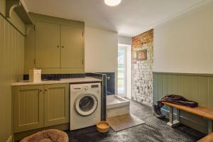 a kitchen with a washing machine and a washer at The Meadow at Selborne with lots of parking in Selborne