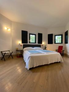 ein großes Schlafzimmer mit einem großen Bett in einem Zimmer in der Unterkunft La Locanda Del Notaio in Pellio Inferiore