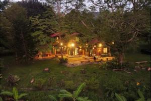 una casa en medio de un patio por la noche en Country Villa Cagayán de Oro Filipinas en Cagayán de Oro