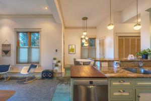 eine Küche mit einer Spüle und einer Arbeitsplatte in der Unterkunft Roe Parker House home in Hood River