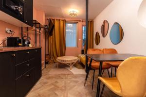 cocina y comedor con mesa y sillas en Nouveau-Luxueux Appartement-4P, en París