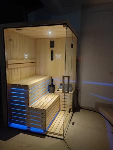 um quarto com uma sauna com uma parede de vidro em Hedonic Wellness Apartmani em Niš