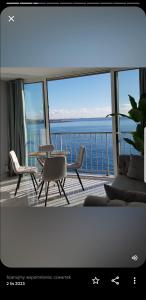 ein Wohnzimmer mit Blick aufs Wasser in der Unterkunft Impresionante in Maspalomas