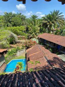 uma vista do telhado de uma casa com piscina em Eco Pousada Mentawai em Itacaré