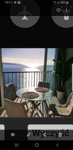 mit Blick auf einen Balkon mit Stühlen und einem Tisch in der Unterkunft Impresionante in Maspalomas