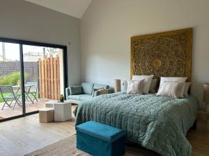 Tempat tidur dalam kamar di Villa avec jaccuzi à solesmes