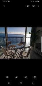 ein Balkon mit Tisch und Stühlen und dem Meer in der Unterkunft Impresionante in Maspalomas + 38 Fotos