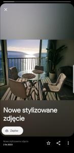 ein Bild von einem Balkon mit einem Tisch und Stühlen in der Unterkunft Impresionante in Maspalomas