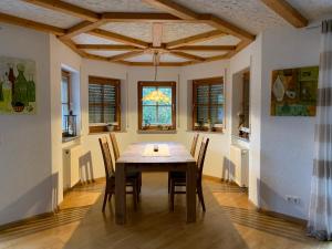 comedor con mesa de madera y sillas en Ferienwohnung Haffner, en Kandern