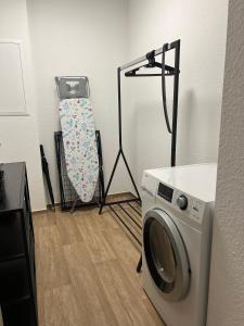 a laundry room with a washing machine and a washer at Charming Homes - Studio 11 in Wolfsburg