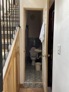 een badkamer met een toilet op de gang bij Zoola Suites Antigua in Antigua Guatemala