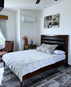 Postel nebo postele na pokoji v ubytování Elvis Presley Room at Casablanca
